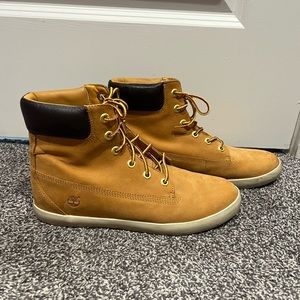 Timberland Women’s Flannery 6 inch Nubuck Chukka Boot Size 10